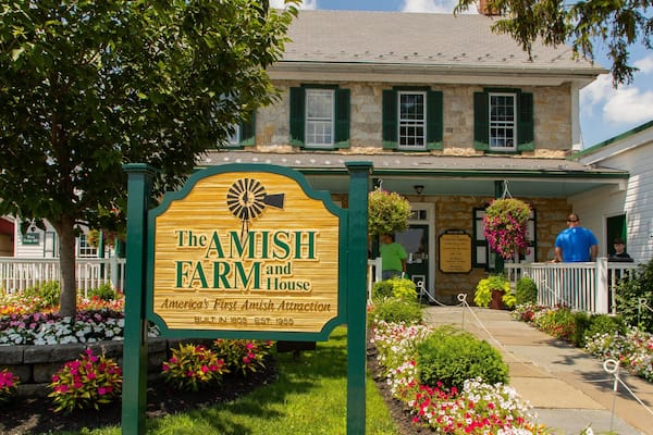 La ferme et la maison Amish, première attraction de ce type aux États-Unis, se distinguent par leur bâtiment en pierre, leurs volets verts et leur panneau indicateur.