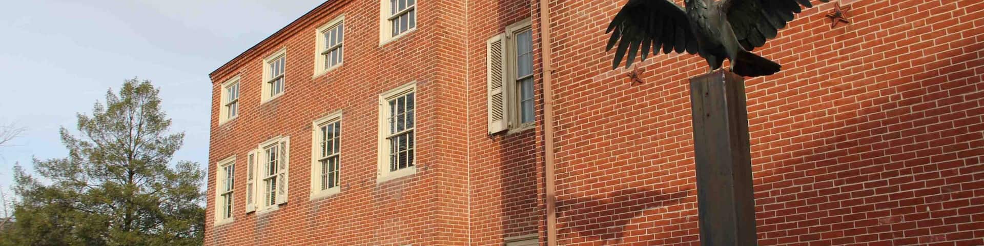 Edgar Allan Poe National Historic Site mettant en vedette statue ou sculpture et patrimoine historique