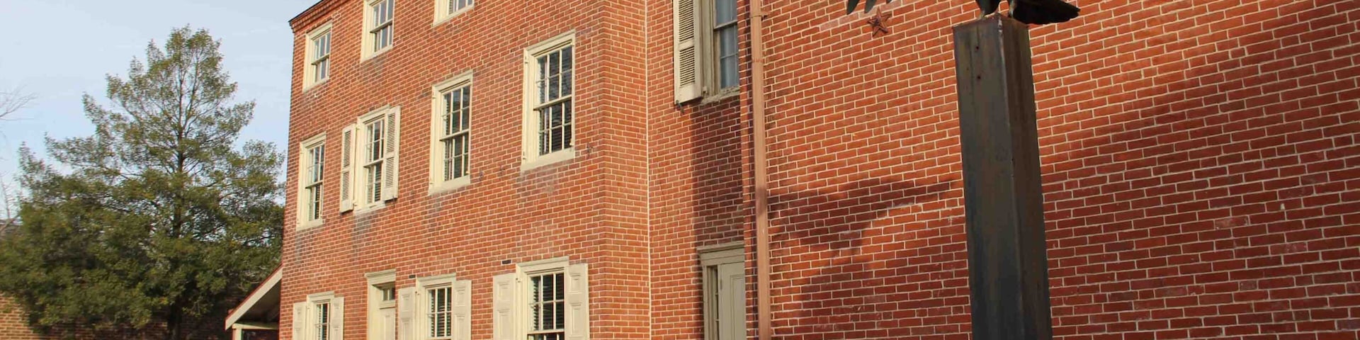 Edgar Allan Poe National Historic Site mostrando uma estátua ou escultura e elementos de patrimônio