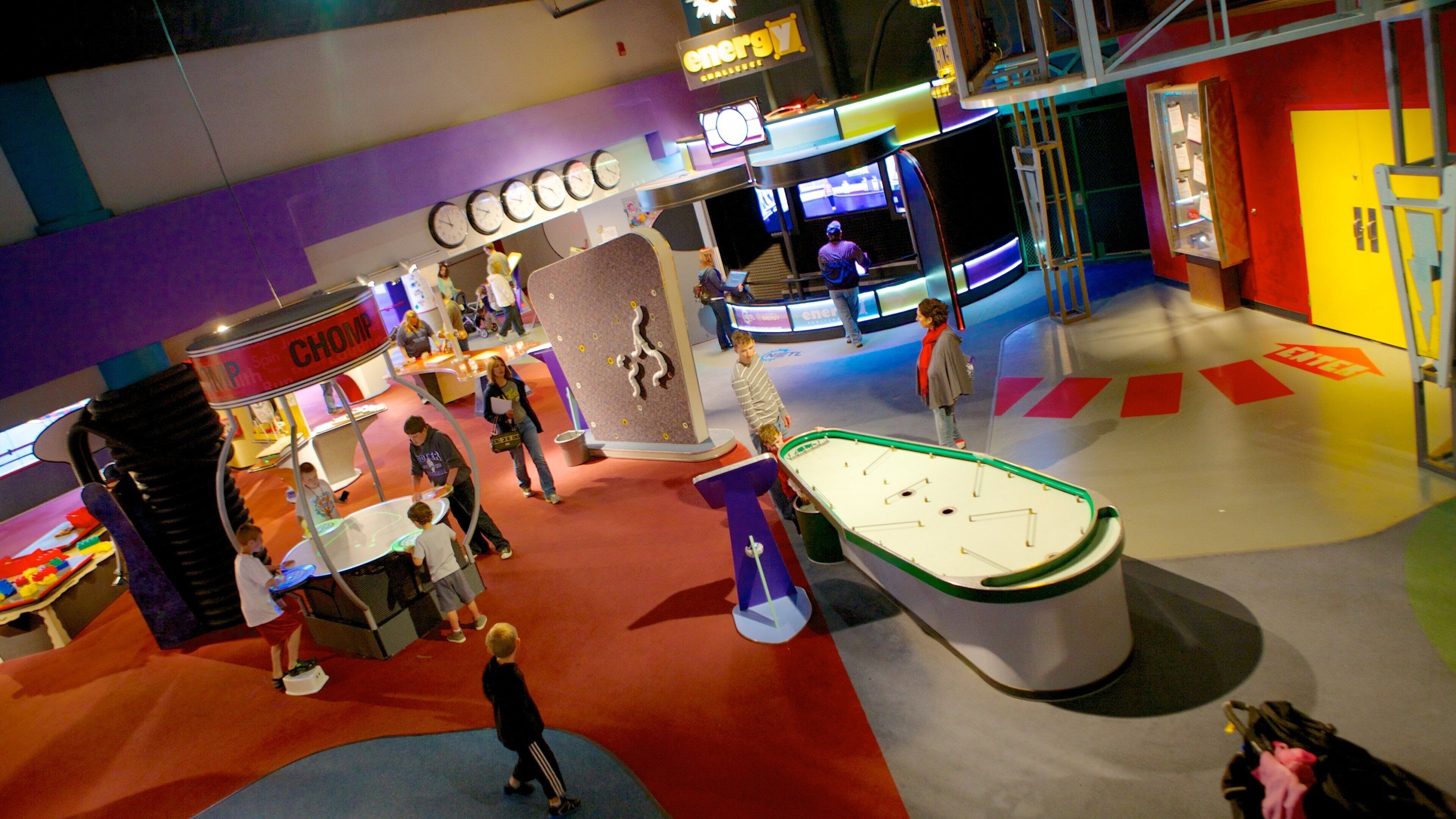 Carnegie Science Center que inclui vistas internas assim como crianças