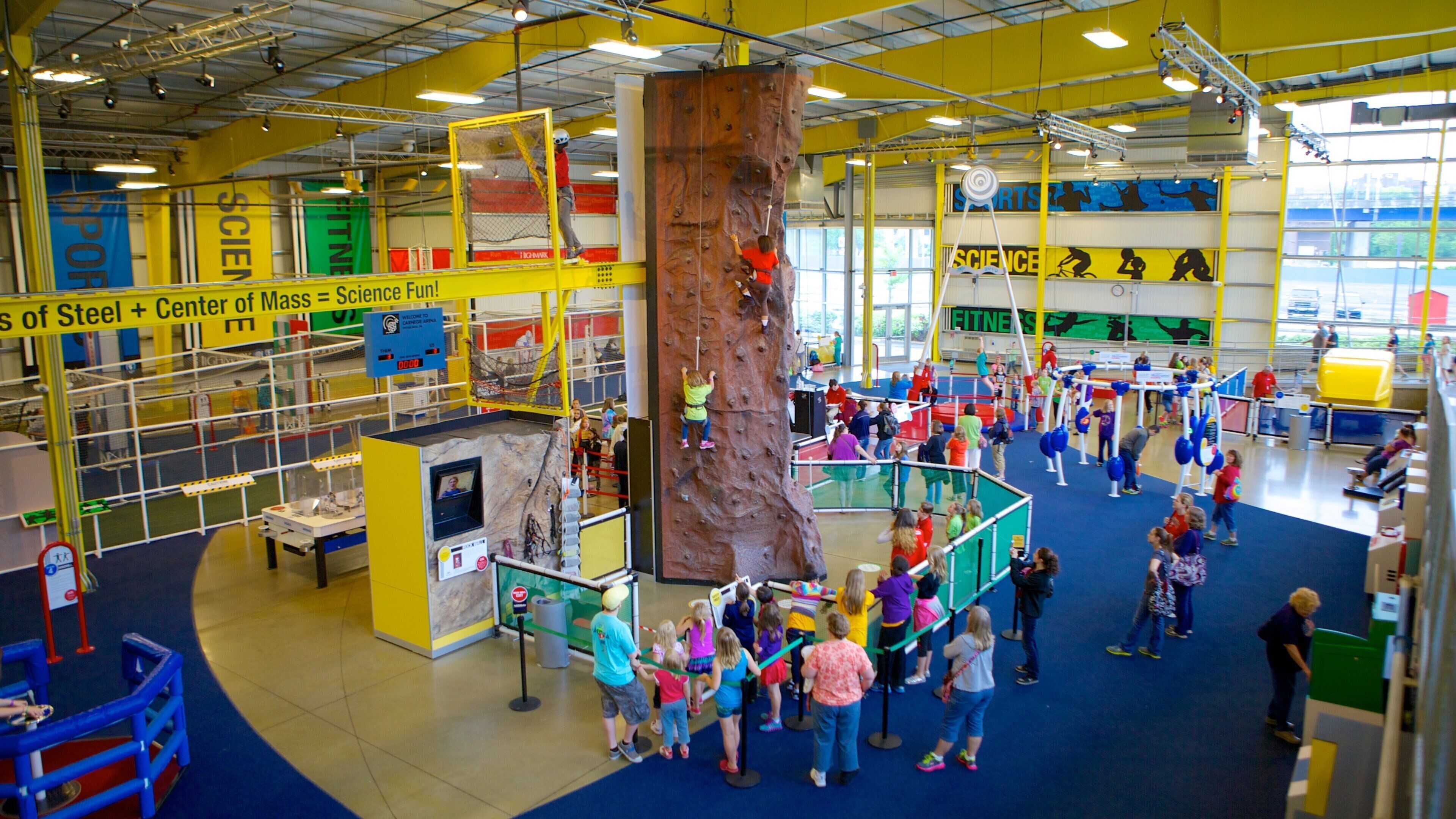 Carnegie Science Center montrant vues intérieures et escalade aussi bien que important groupe de personnes