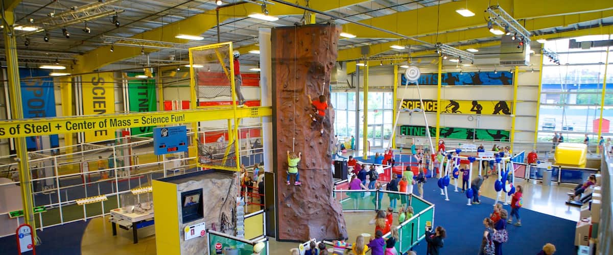 Carnegie Science Center que incluye escalada y vista interna y también un gran grupo de personas