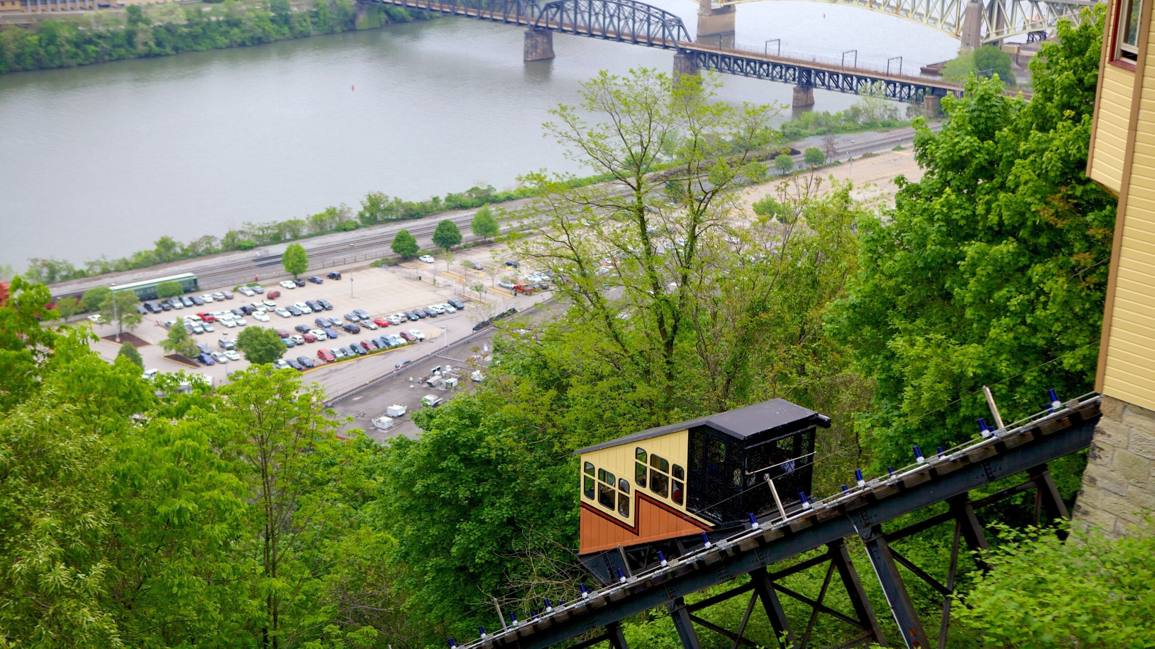 Monongahela Incline johon kuuluu joki tai puro, silta ja gondoli