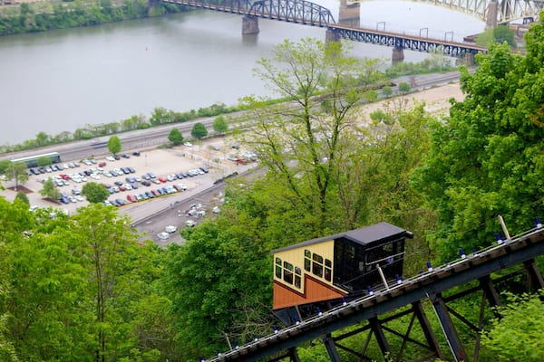 Monongahela Incline mit einem Brücke, Fluss oder Bach und Gondel