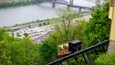 Monongahela Incline johon kuuluu joki tai puro, silta ja gondoli