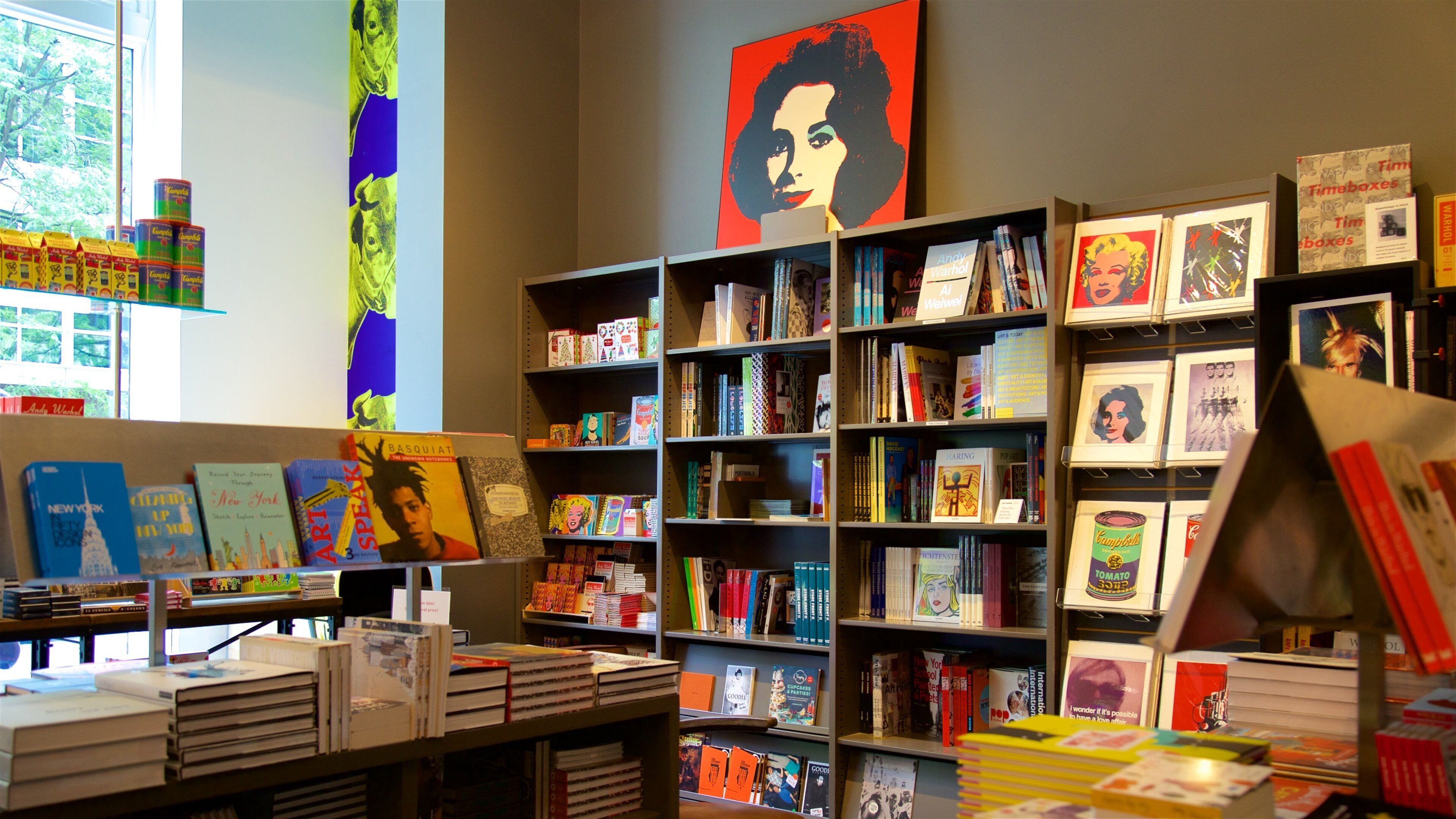 Andy Warhol Museum que incluye arte y vistas interiores