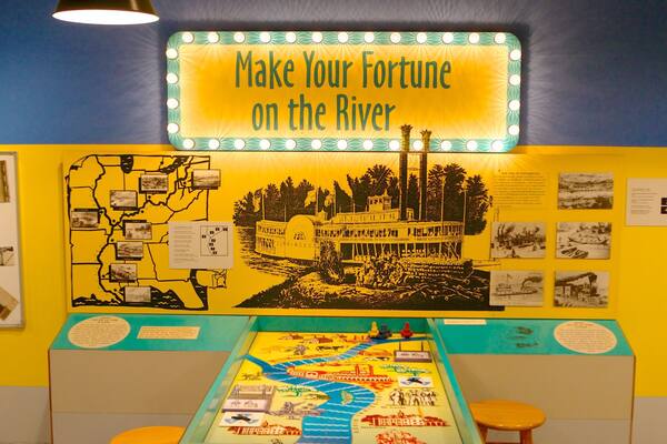 Senator John Heinz Regional History Centre 表示 標識 と 屋内の眺め