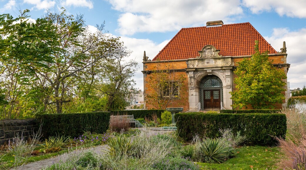 Schenley Park featuring a park and heritage elements