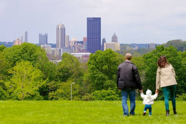 Schenley Park som inkluderar en skyskrapa, en trÀdgÄrd och en stad