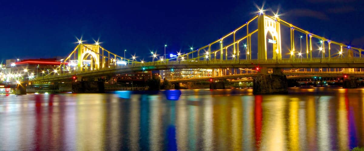 Roberto Clemente Bridge mostrando fiume o ruscello, ponte e città