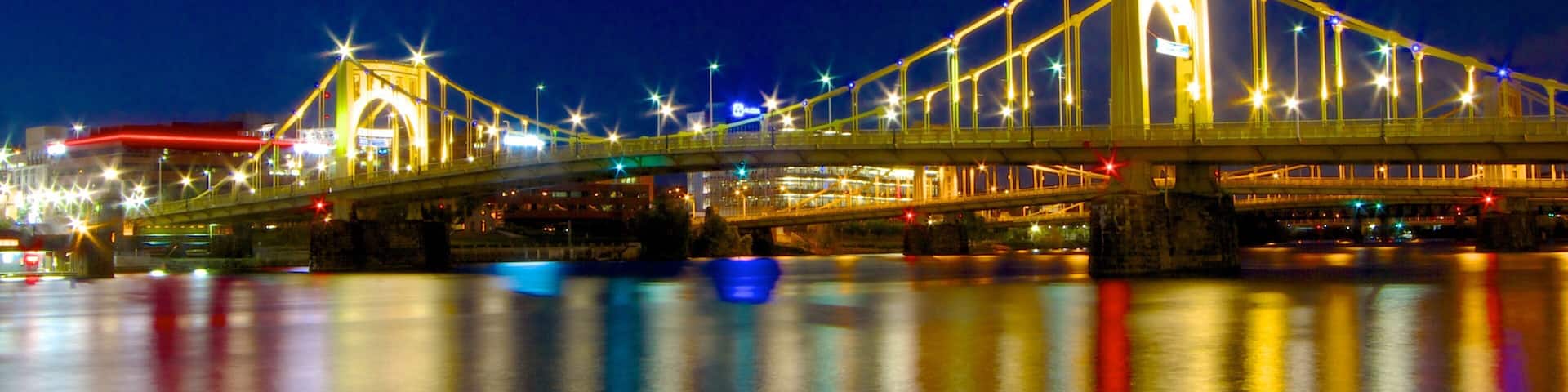 Roberto Clemente Bridge qui includes rivière ou ruisseau, pont et scènes de nuit