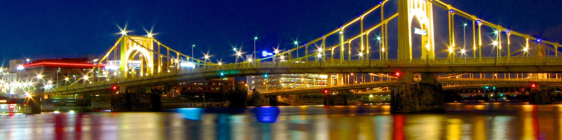 Roberto Clemente Bridge mostrando una ciudad, escenas de noche y un río o arroyo