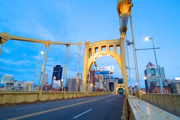 Roberto Clemente Bridge welches beinhaltet Brücke, Straßenszenen und Stadt