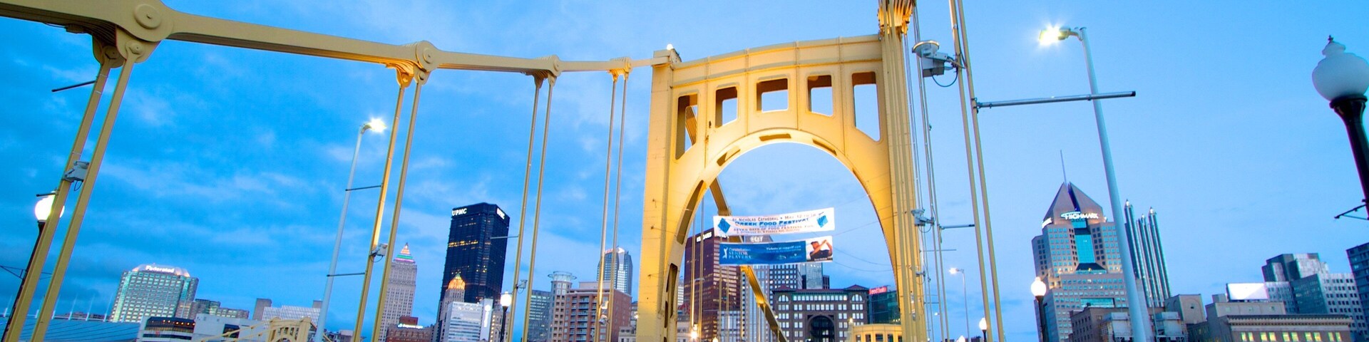 Roberto Clemente Bridge welches beinhaltet Brücke, Straßenszenen und Stadt