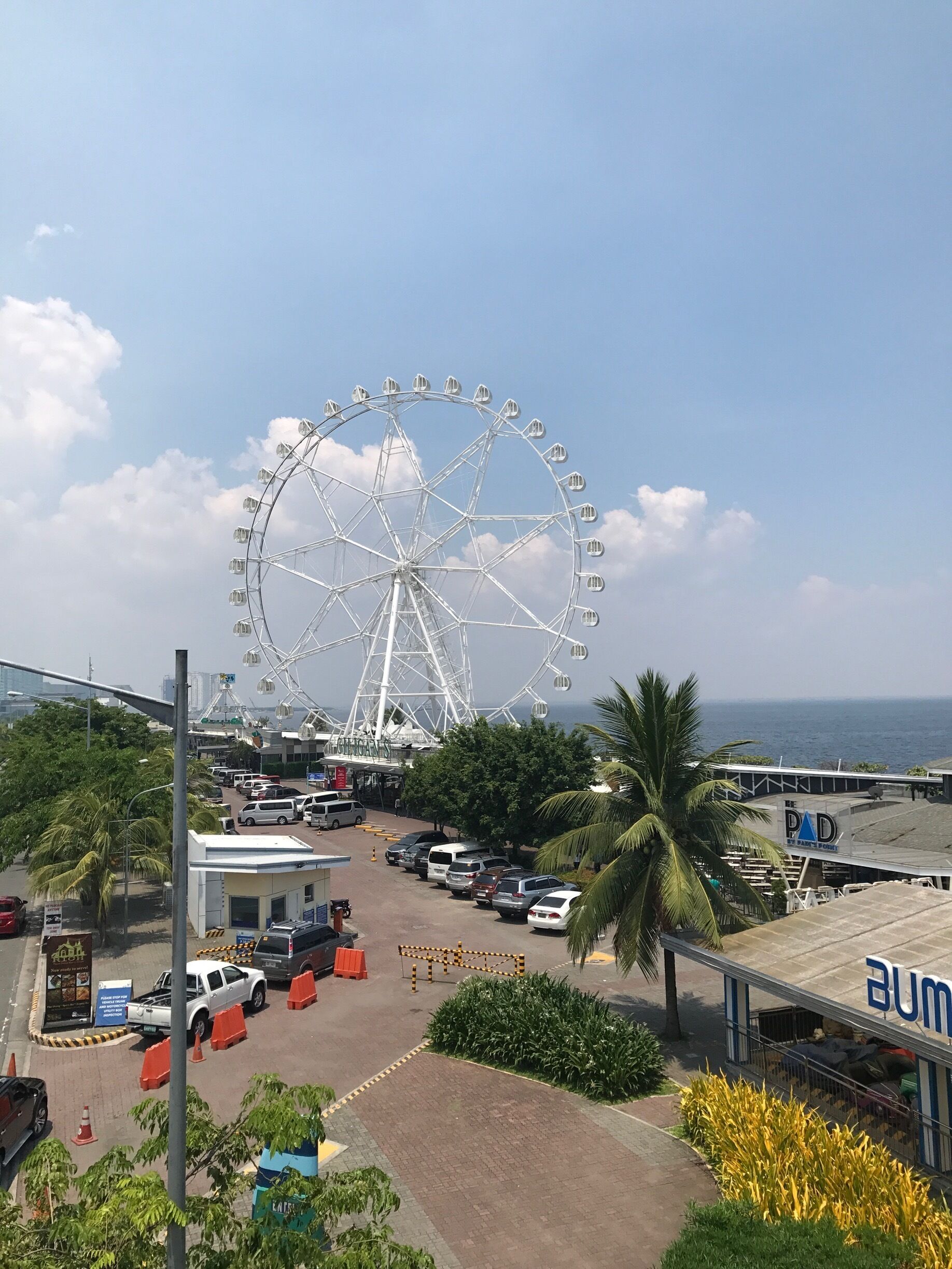 Beautiful view while shopping down over the beach in Manila. 