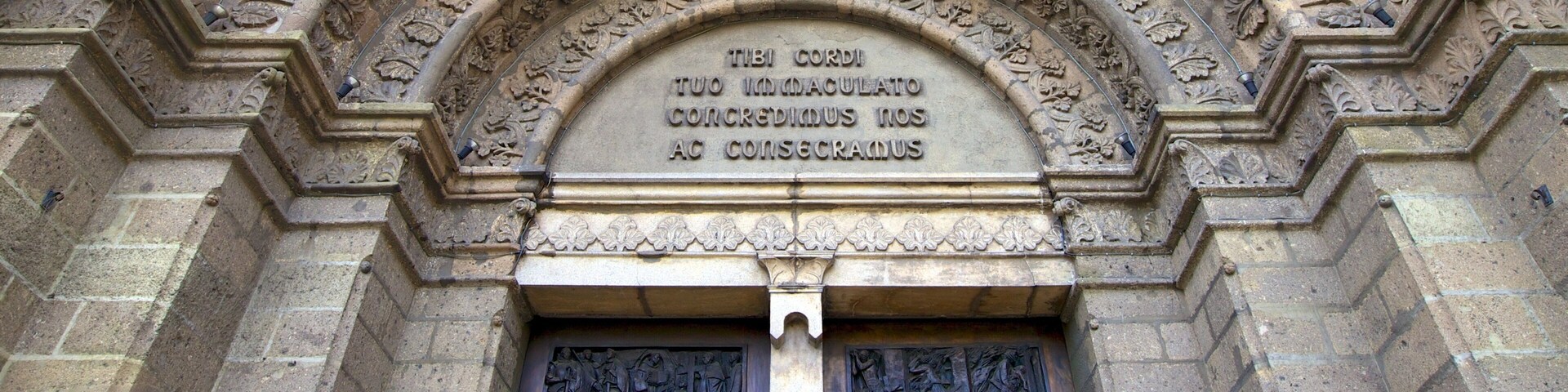 Catedral de Manila caracterizando sinalização, aspectos religiosos e arquitetura de patrimônio