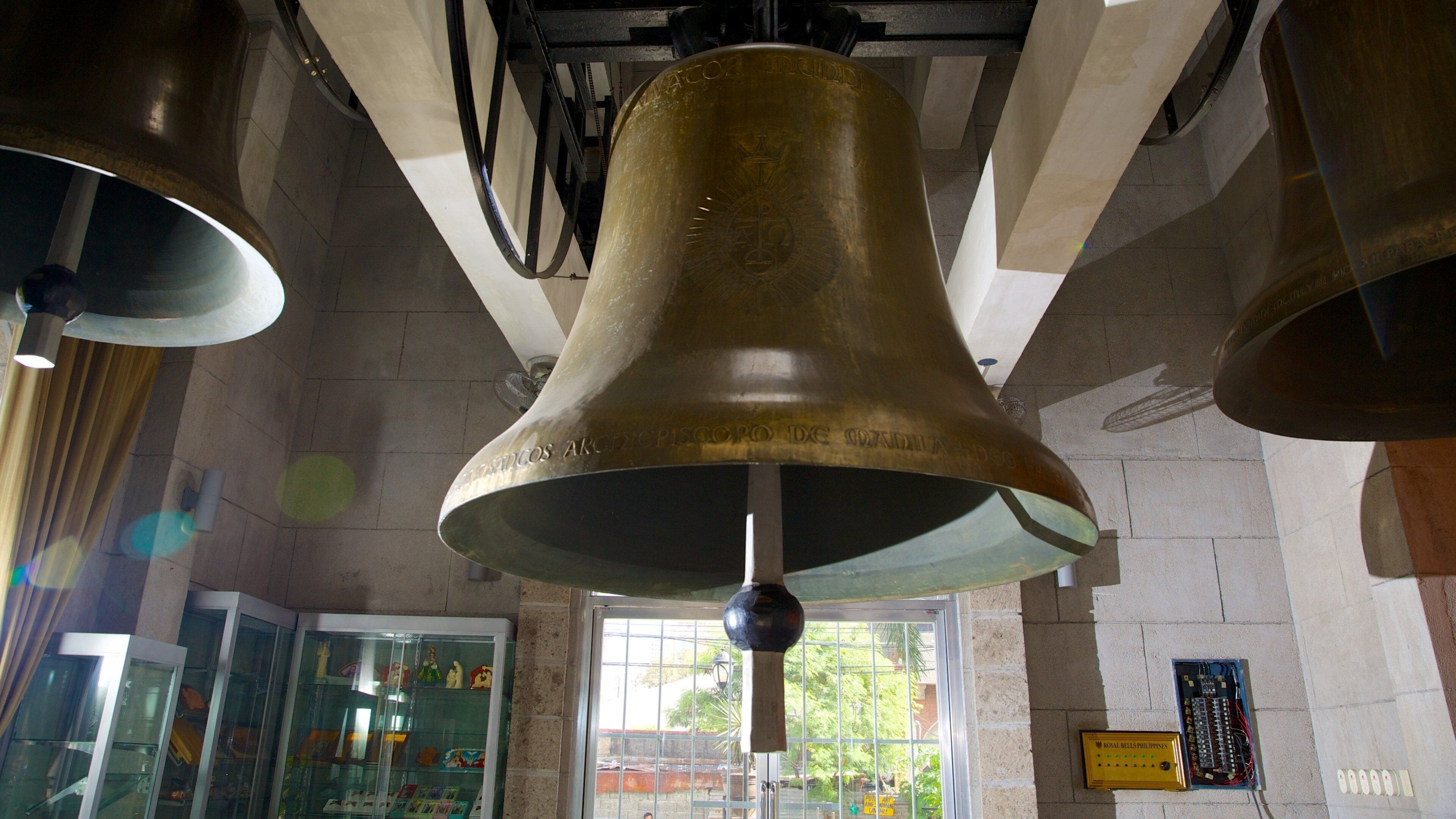 Manila katedral som inkluderer religiøse elementer, kirke eller katedral og innendørs
