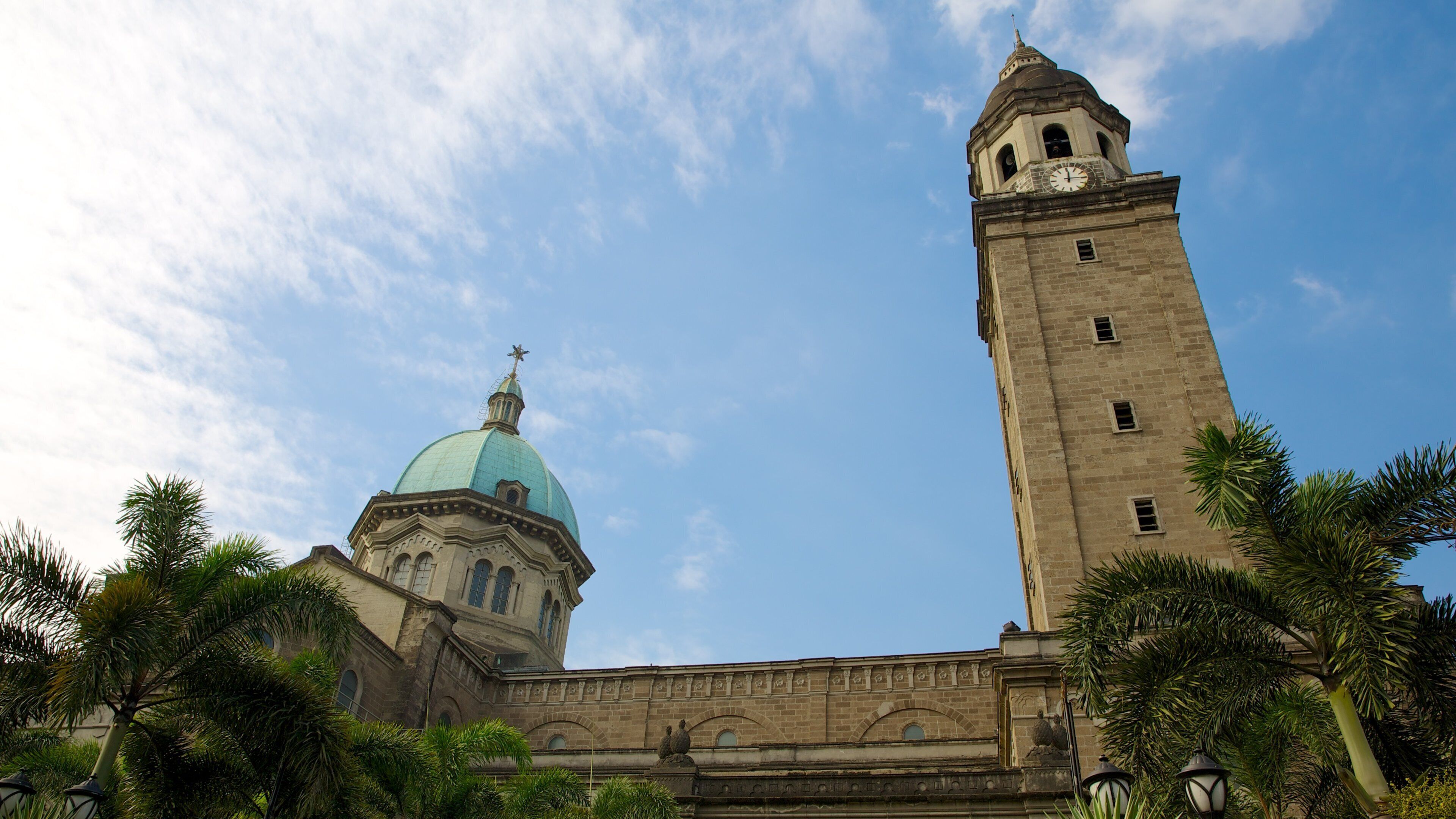 Cathédrale de Manille montrant aspects religieux, église ou cathédrale et patrimoine architectural