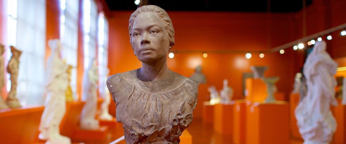 National Museum of the Filipino People showing art, interior views and a statue or sculpture