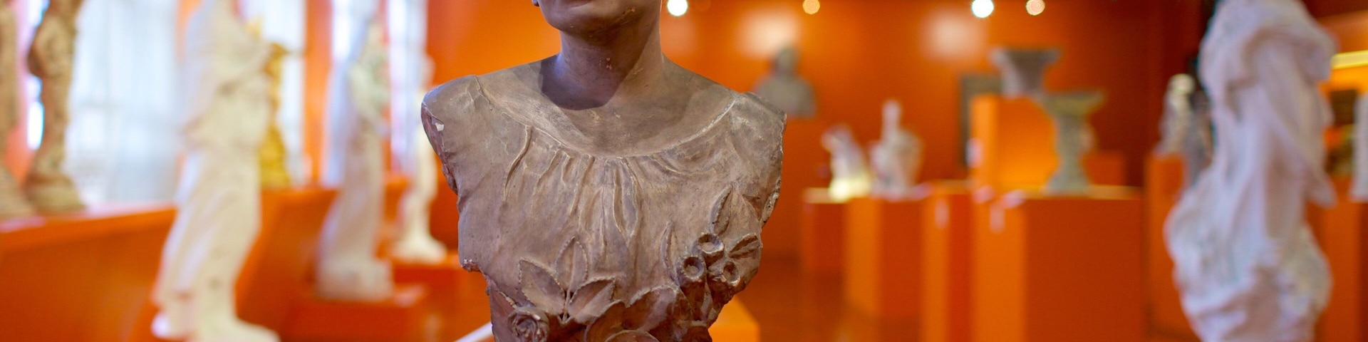 Museu Nacional do Povo Filipino mostrando arte, uma estátua ou escultura e vistas internas