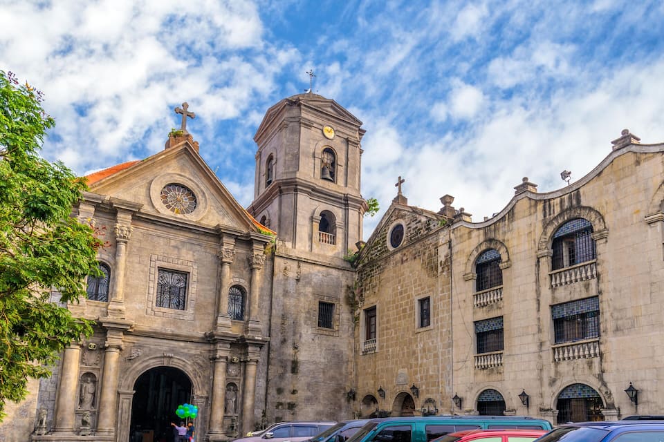 Una església històrica amb una torre campanar i un rellotge.