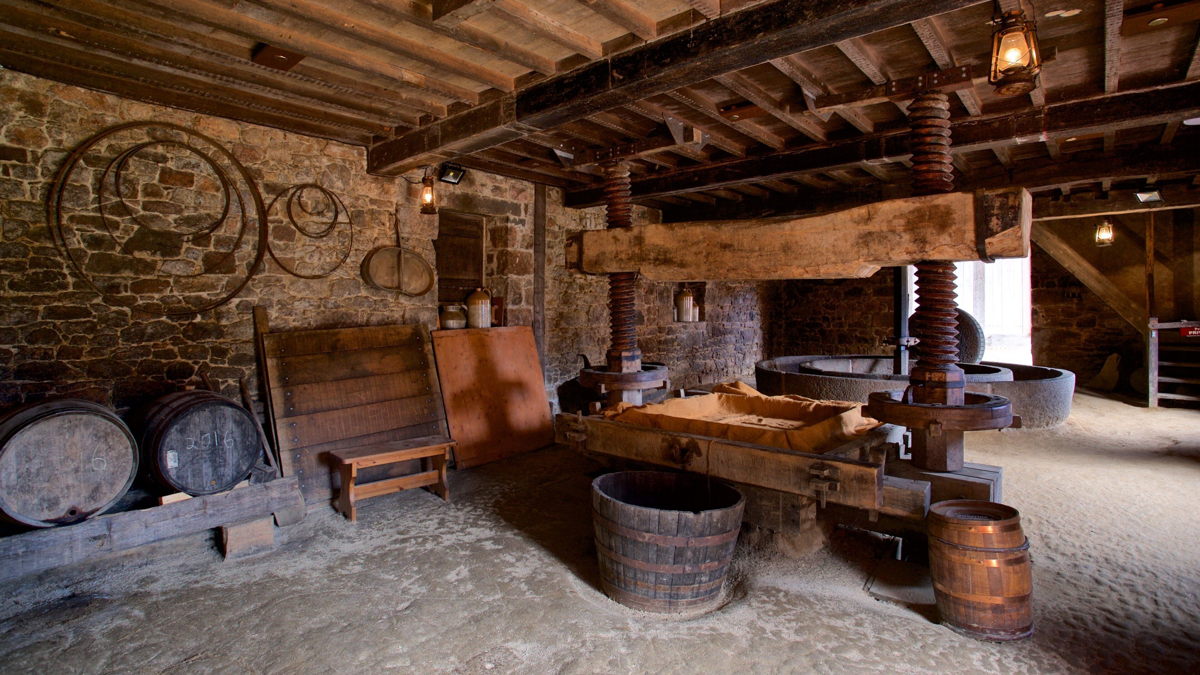 Hamptonne Country Life Museum which includes heritage elements and interior views