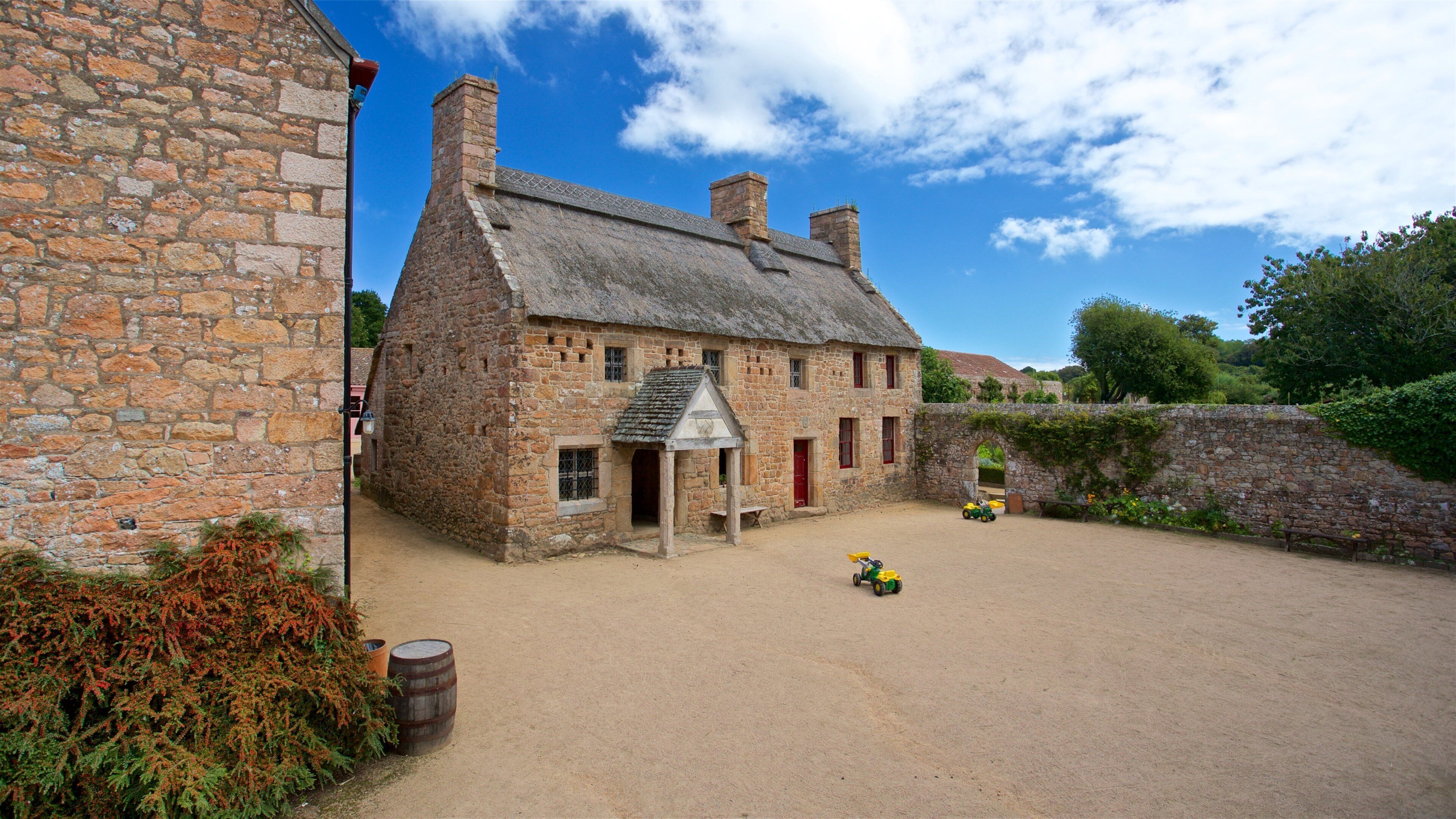 Hamptonne Country Life Museum which includes heritage elements and a small town or village