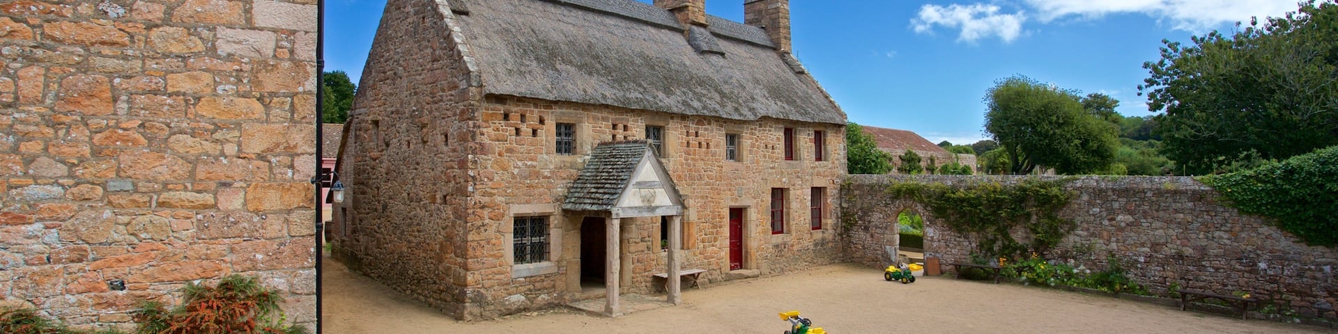 Hamptonne Country Life Museum showing heritage elements and a small town or village