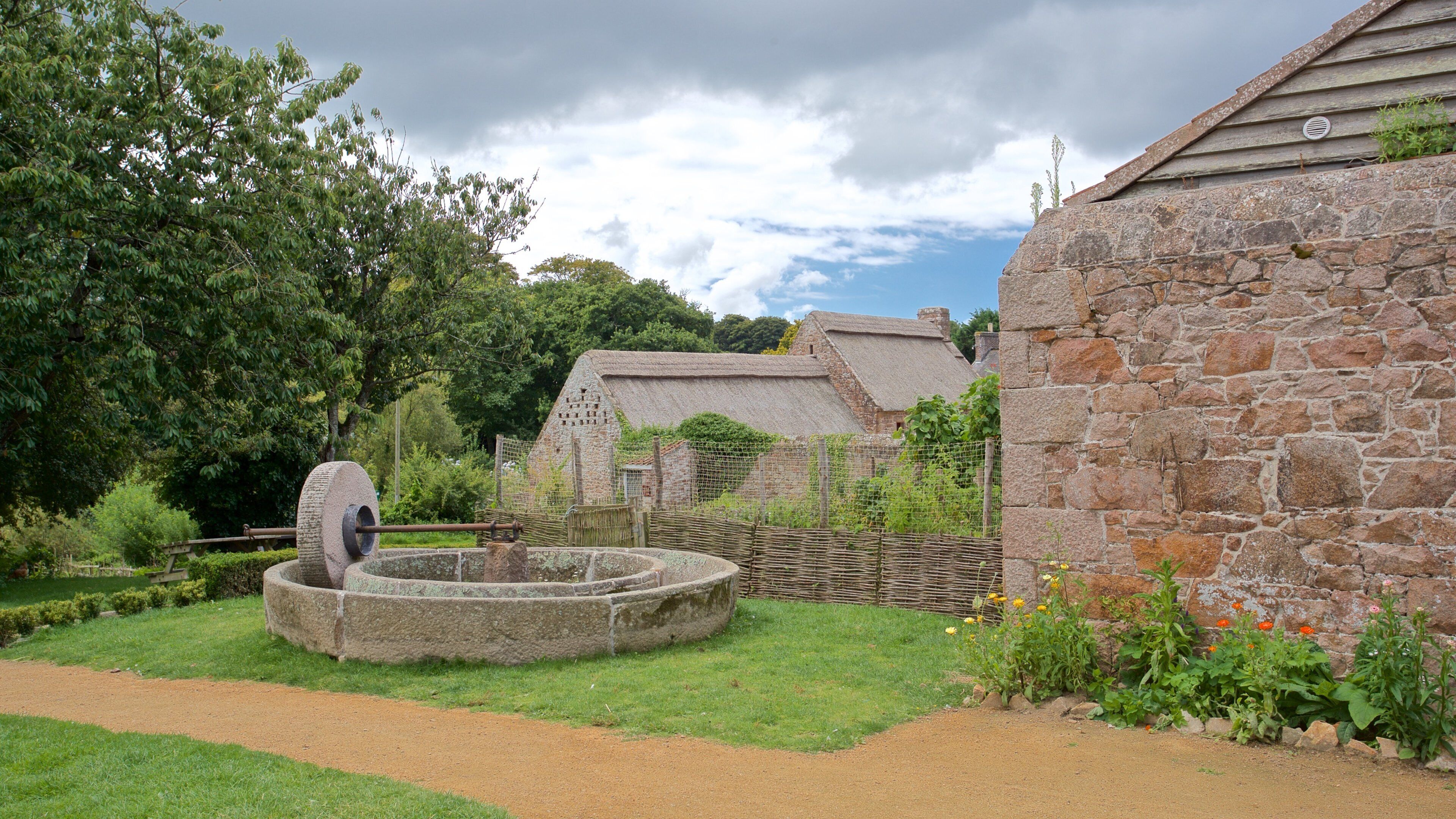 Hamptonne Country Life Museum som inkluderer liten by eller landsby og kulturarv