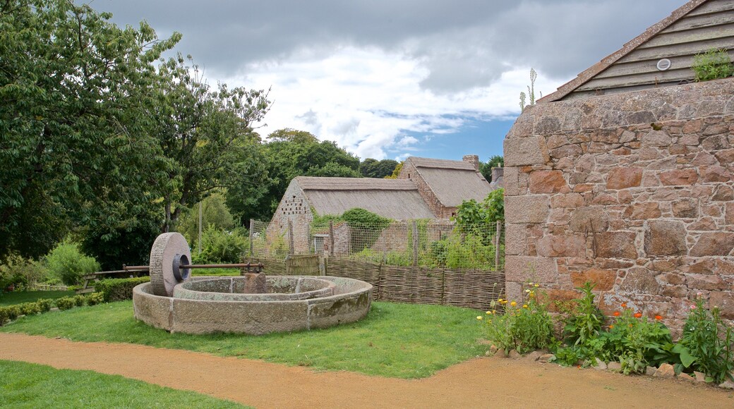 Hamptonne Country Life Museum som inkluderer liten by eller landsby og kulturarv