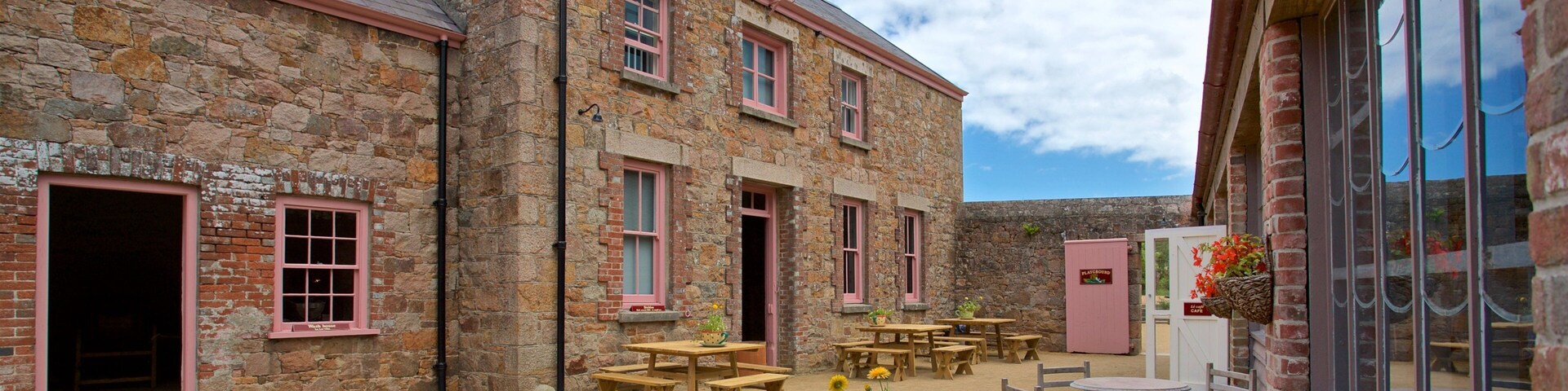 Hamptonne Country Life Museum mostrando uma cidade pequena ou vila e elementos de patrimônio