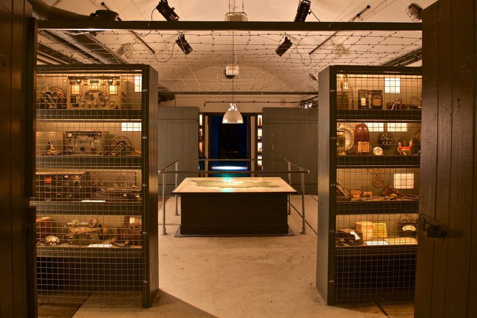 Museu amb vitrines de vidre que exposen artefactes històrics.