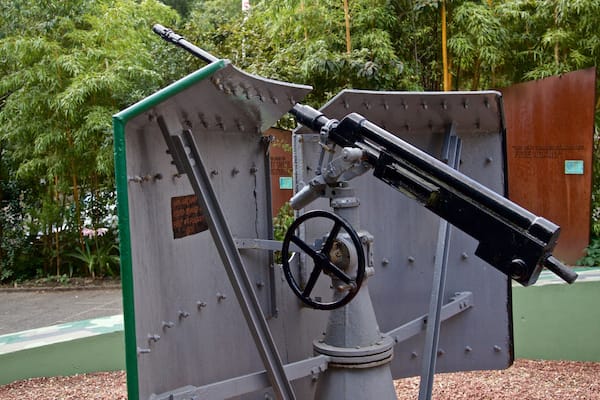 Tunnels de guerre de Jersey - HĂŽpital souterrain allemand qui includes articles militaires