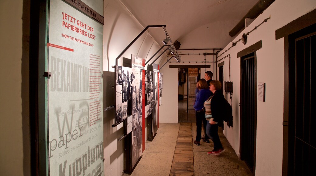 Jersey War Tunnels - German Underground Hospital som viser innendørs i tillegg til en liten gruppe med mennesker