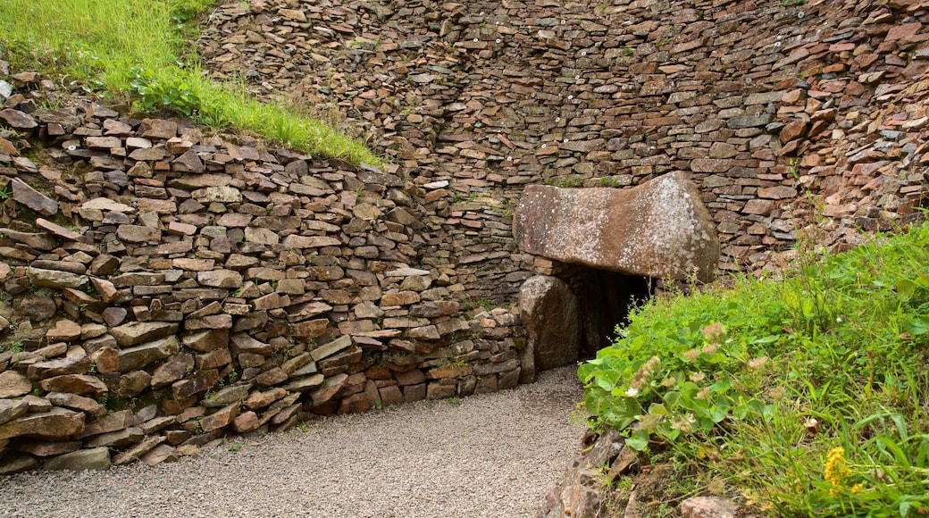 La Hougue Bie featuring heritage elements