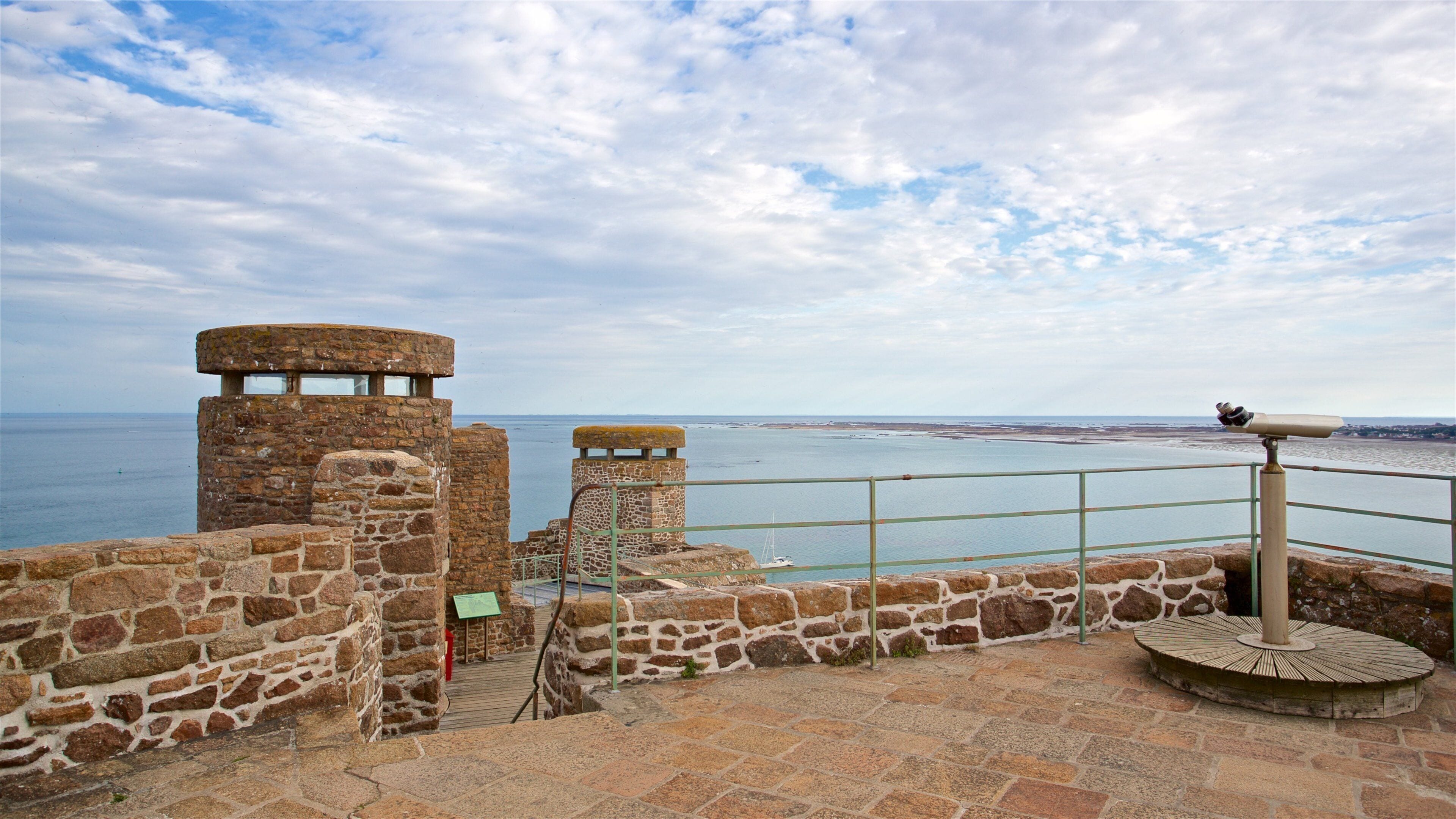 Mont Orgueil Castle que incluye vistas, vistas panorámicas y vistas de una costa