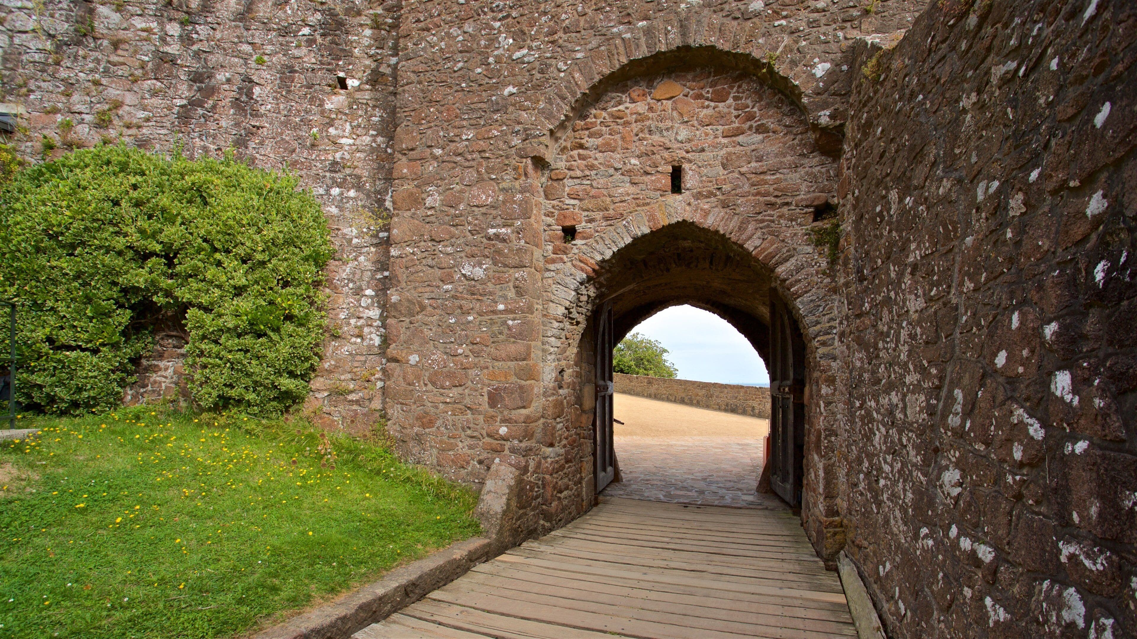 Mont Orgueil Castle showing heritage elements