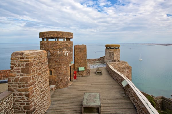Mont Orgueil Castle welches beinhaltet Ansichten und allgemeine Küstenansicht