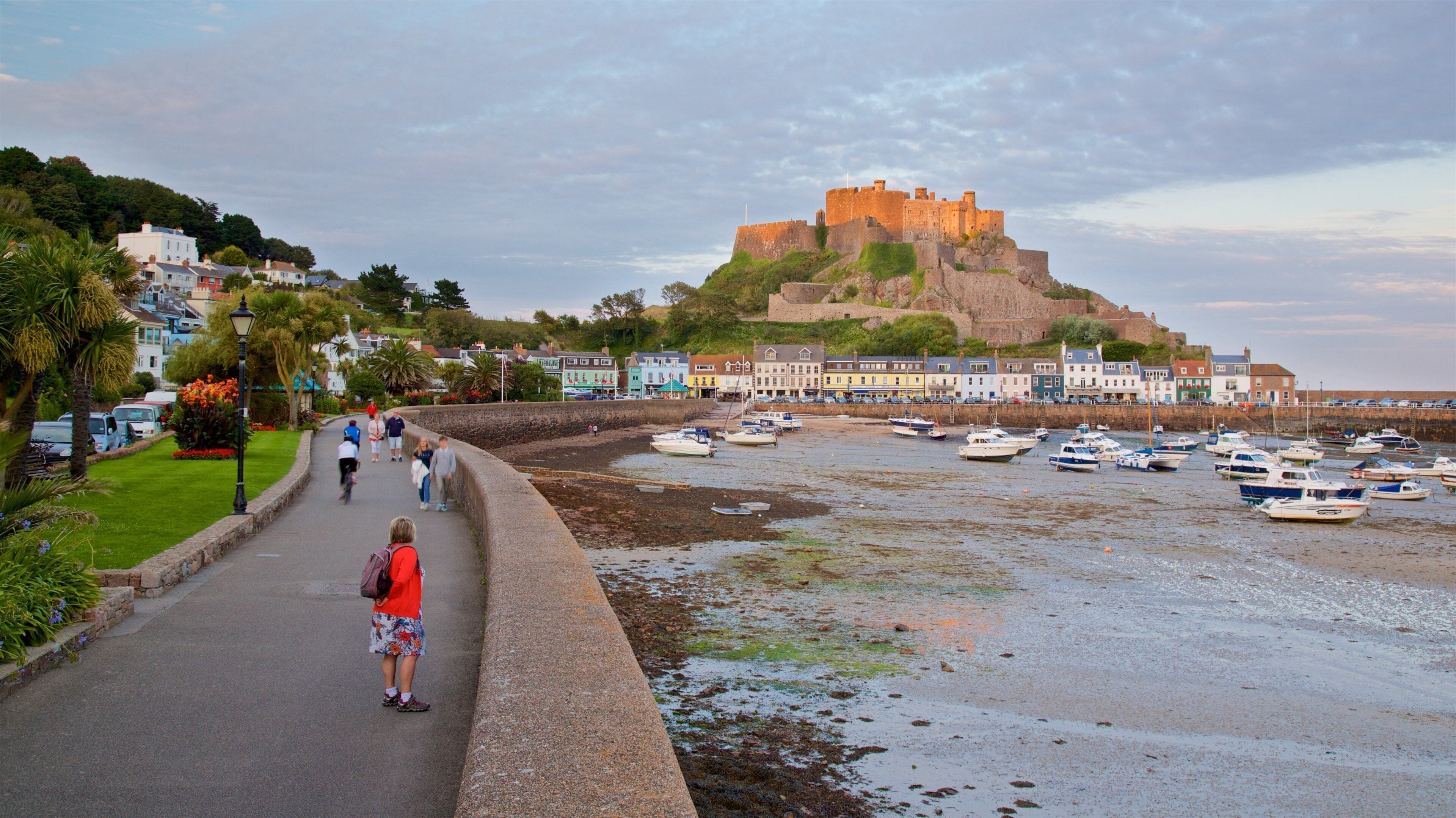 Mont Orgueilin linna joka esittää rannikkokaupunki, lahti tai satama ja linna tai palatsi