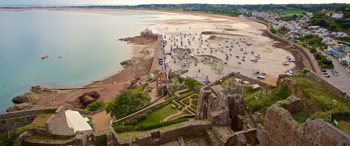 ปราสาท Mont Orgueil แสดง เมืองชายฝั่ง, ชายฝั่งทะเล และ วิวทิวทัศน์