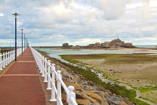 Plage Saint-Hélier montrant vues littorales et chùteau ou palais