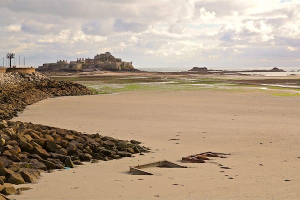St. Helier Beach mit einem allgemeine Küstenansicht und Sandstrand