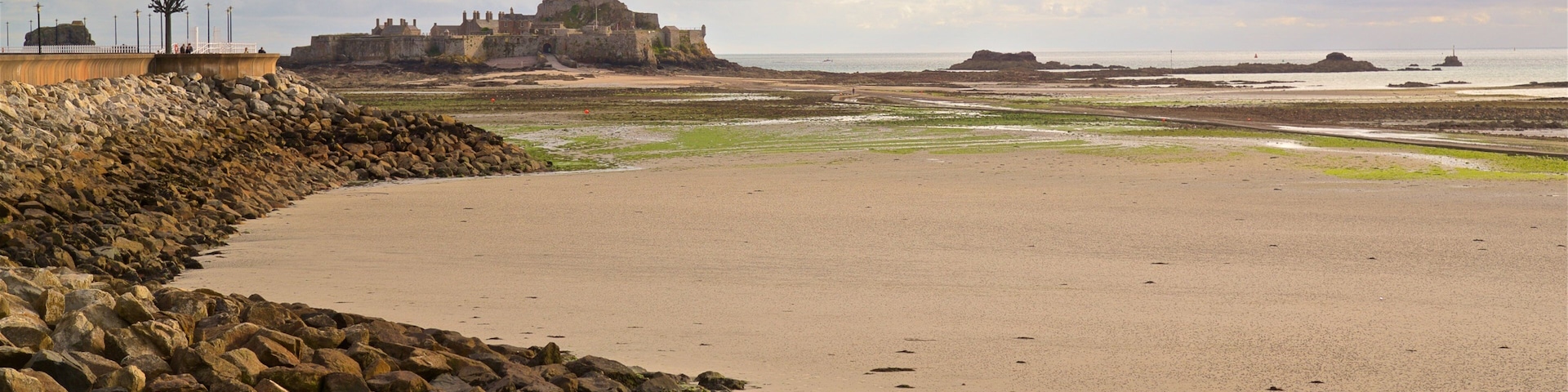St. Helier Beach mit einem allgemeine KĂŒstenansicht und Sandstrand