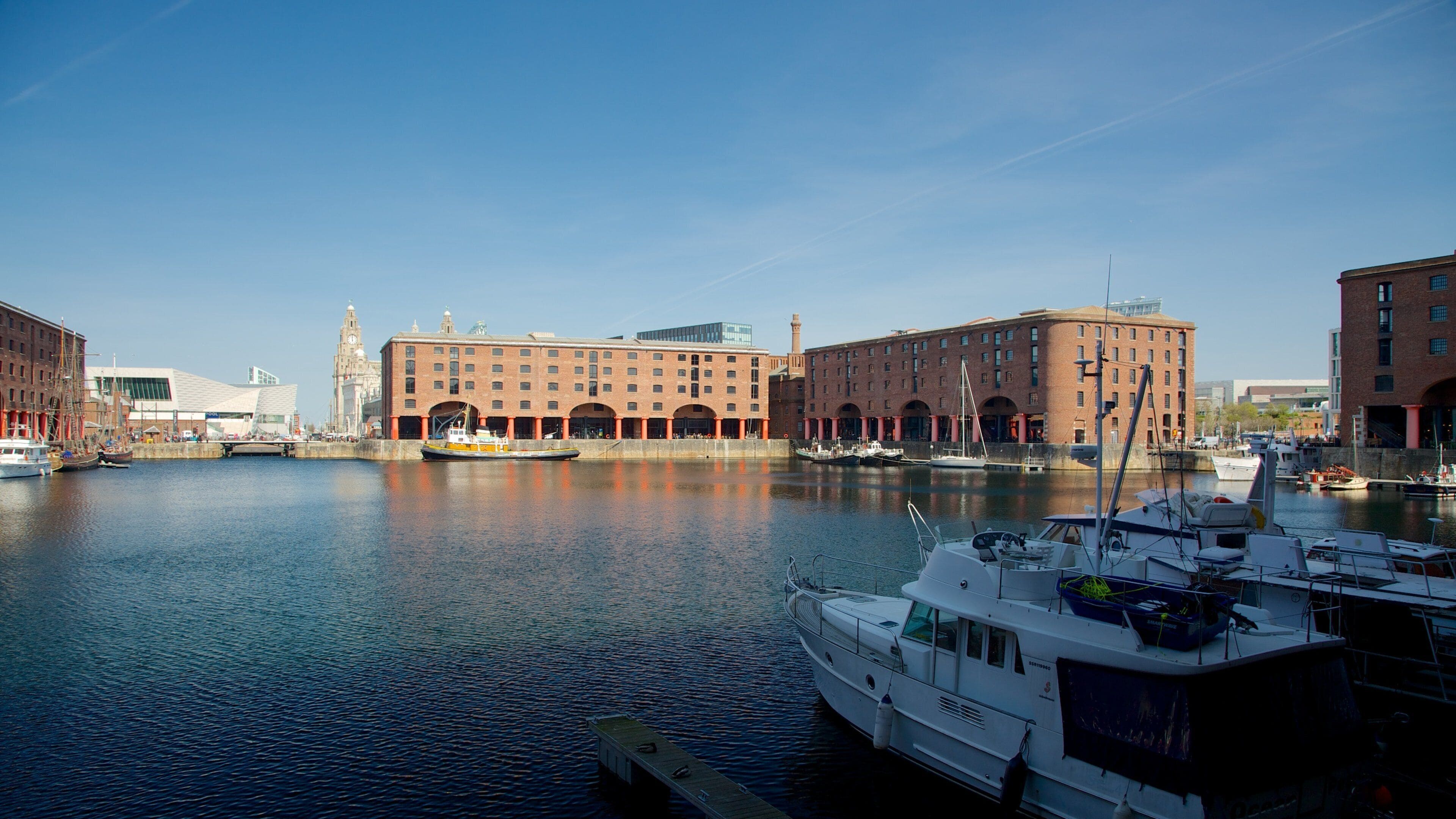 Albert Dock ofreciendo una bahía o puerto y patrimonio de arquitectura