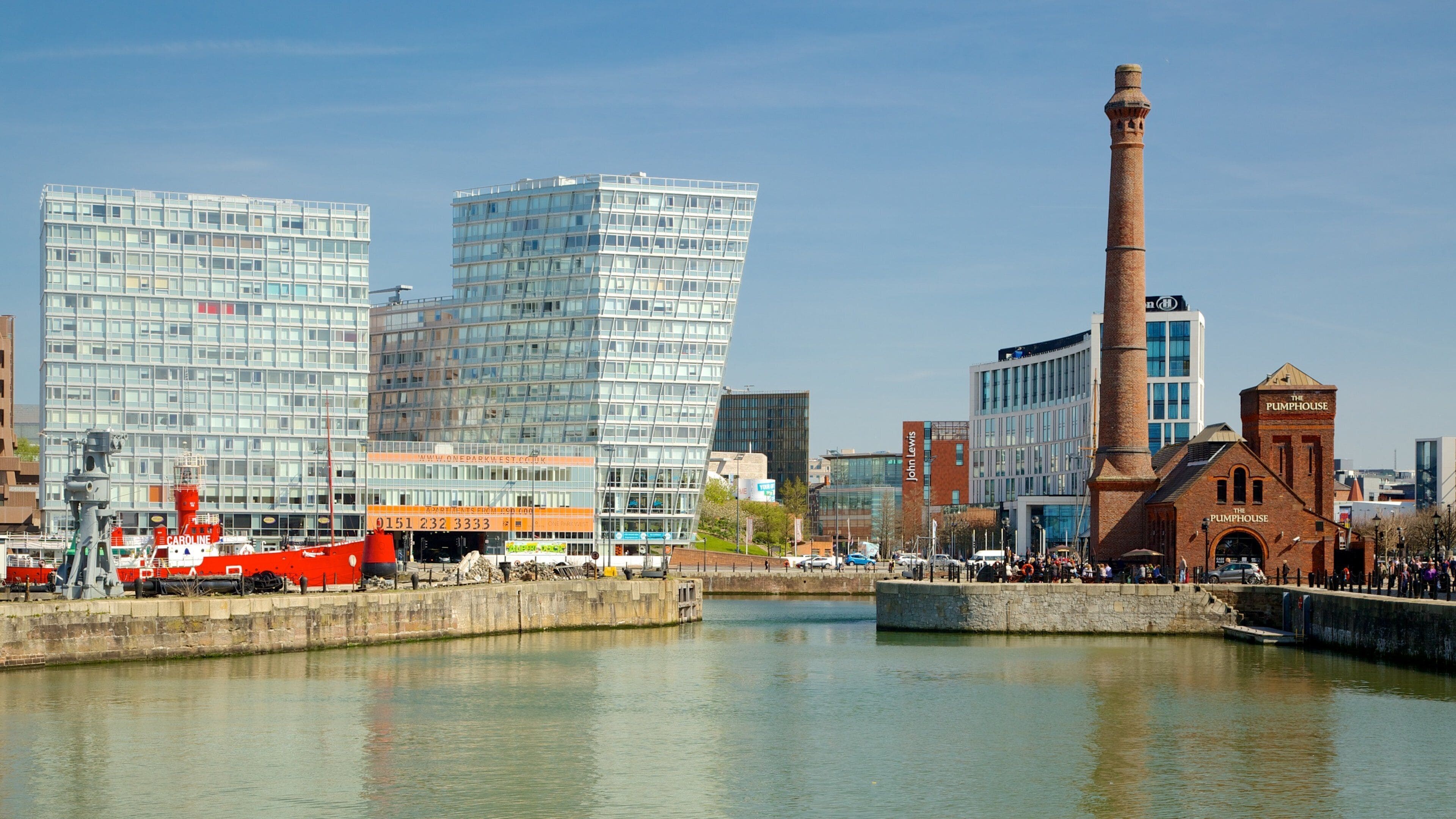 Albert Dock que incluye una ciudad costera, una bahía o un puerto y arquitectura moderna