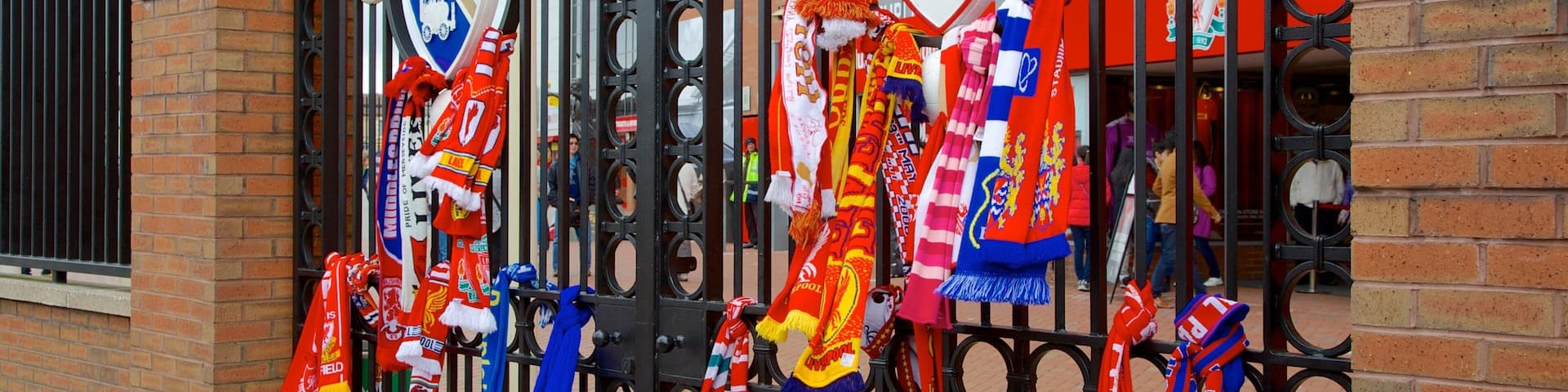 Anfield Road-stadion presenterar skyltar
