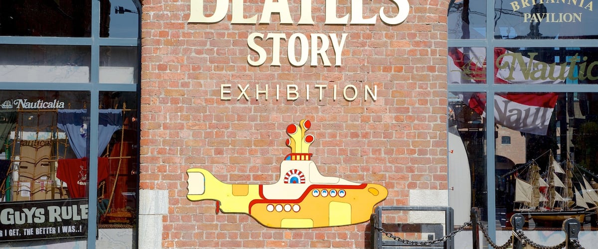 Beatles Story que incluye escenas cotidianas y señalización