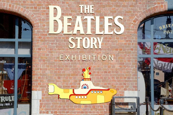 Ein Backsteinhaus mit einem Schild für die Beatles Story Ausstellung und einer Unterwasserboot-Illustration.