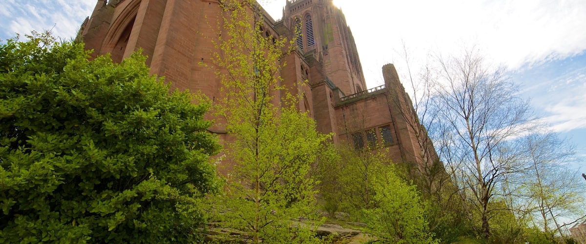 Liverpool Anglican Cathedral mostrando arquitectura patrimonial, una iglesia o catedral y aspectos religiosos