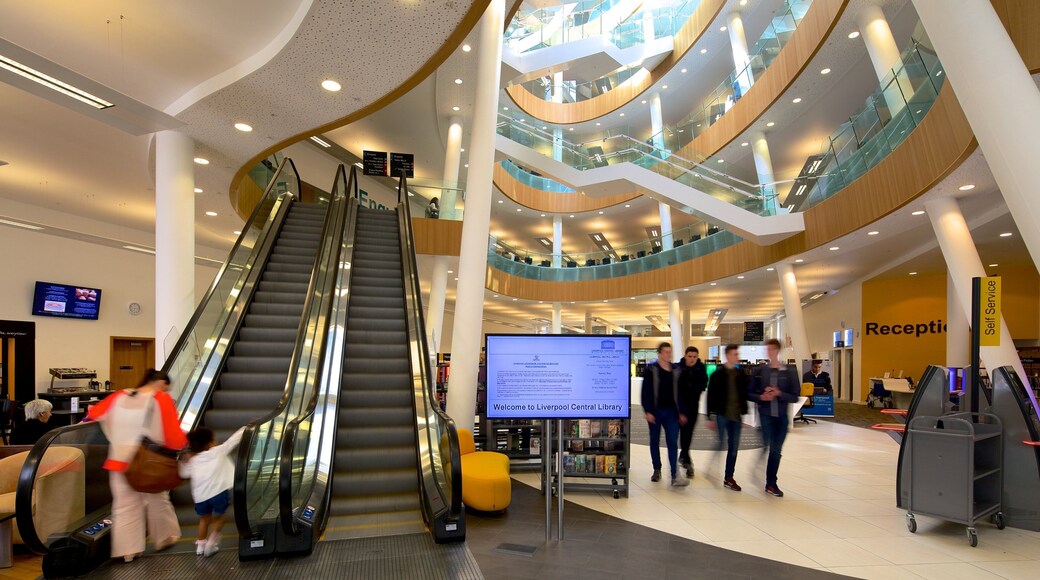 Liverpool sentralbibliotek fasiliteter samt innendørs